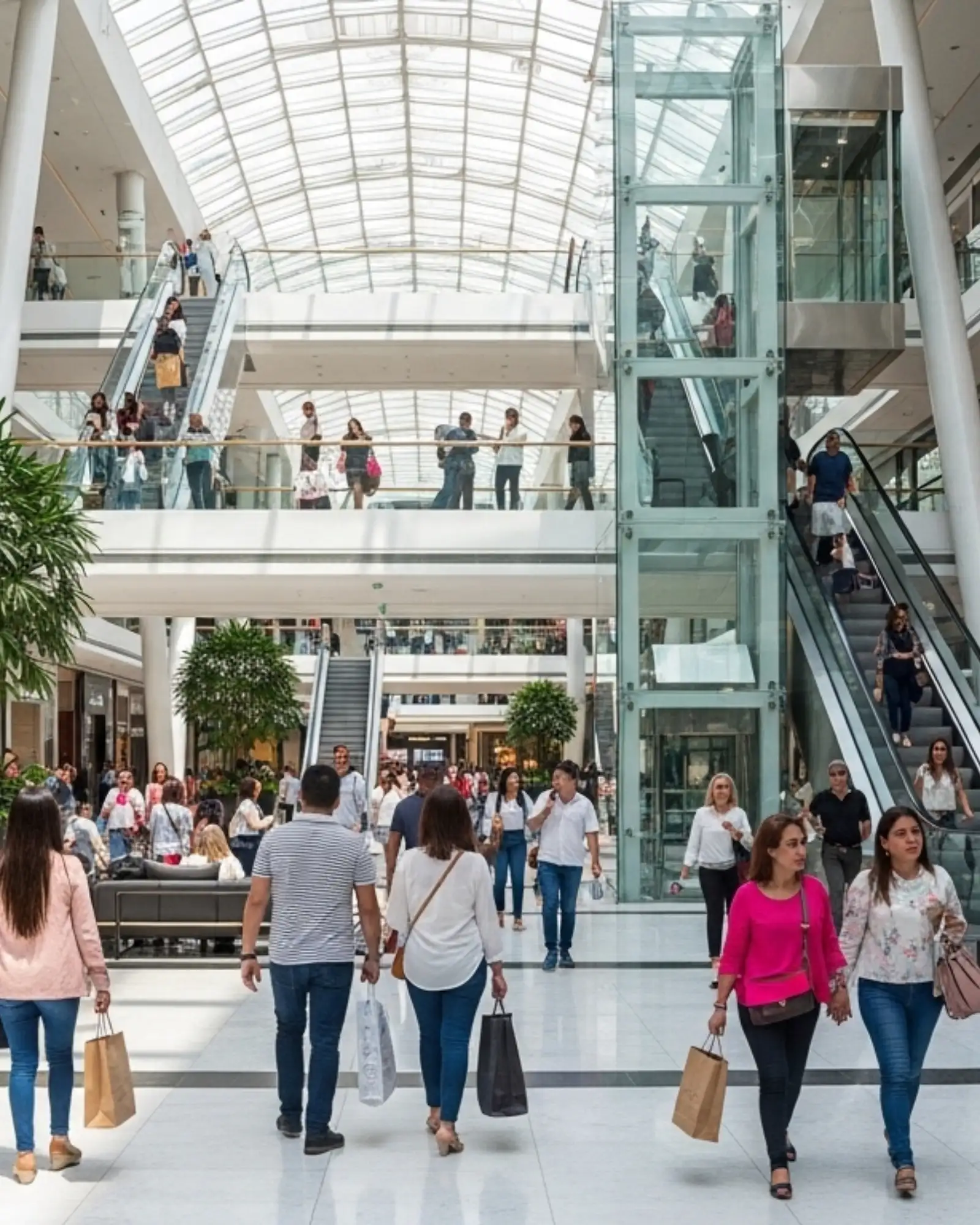 Circulación de personas en el interior de un centro comercial.